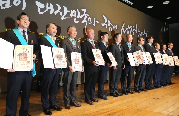 2017 대한민국 중소기업인대회에서 차형철 (주)씨애치씨랩 대표와 서윤덕 (주)립멘 대표가 각각 금탑산업훈장을 수상했다.