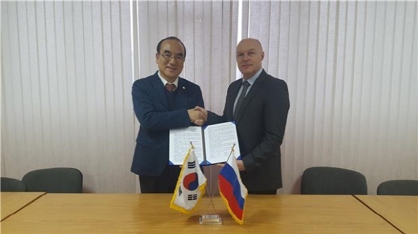 가스안전공사 정해덕 기술이사(좌측)가 러시아 모스크바에 있는 국제 방폭인증기관 NANIO CCVE를 방문, General Director Dr. Alexander씨와 상호인정 합의서에 서명한 후 악수하고 있다.