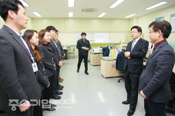 직원들과 환담을 나누고 있는 김형근 신임 사장.