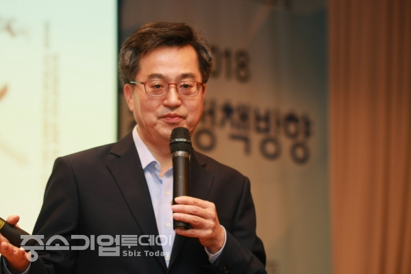김동연 경제부총리 겸 기획재정부 장관이  ‘제9회 KBIZ CEO혁신포럼’에서 강연을 하고 있다.
