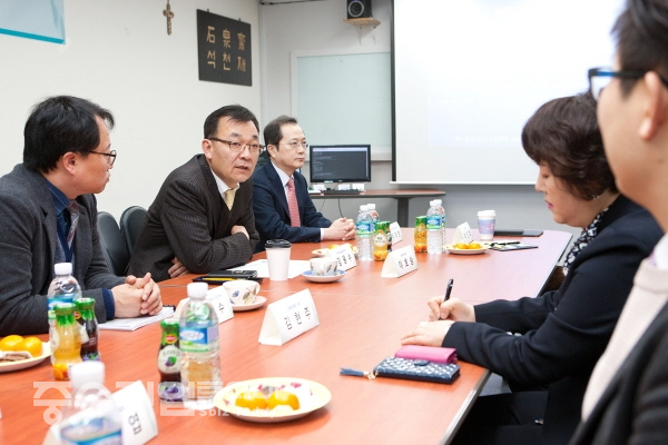 김용수 차관이 참석자들로부터 일자리 창출 등에 대한 의견을 나누고 있다.