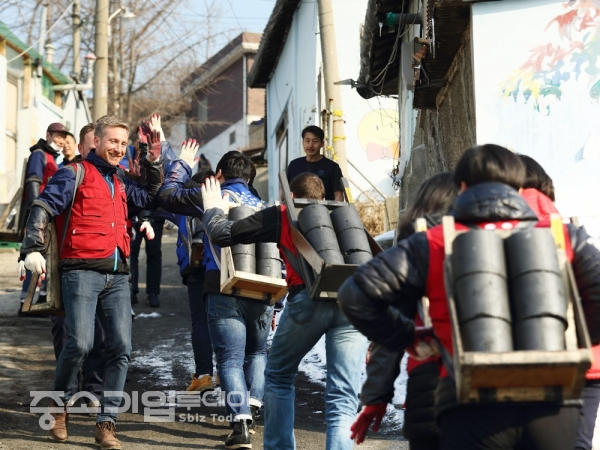 지멘스㈜ 임직원들로 구성된 ‘더 나눔(The NANUM) 봉사단’ 단원들이 2일 서울 노원구에 위치한 백사마을을 찾아 사랑의 연탄 나눔 봉사 활동을 펼치고 있다.