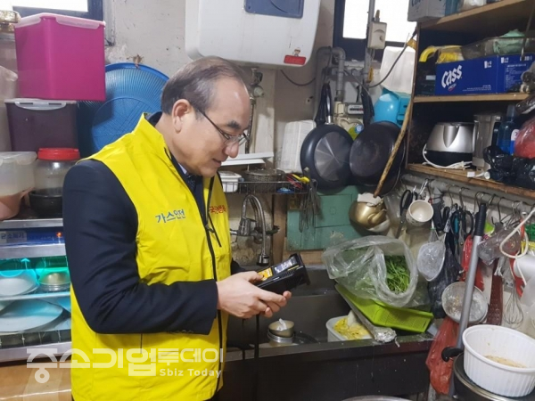 정해덕 가스안전공사 기술이사가 전통시장 점포내 가스시설을 점검하고 있다.