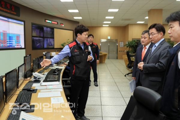 한국가스안전공사 김형근 사장이 공장증설이 진행중인 SK하이닉스 청부공장을 방문, 가스안전관리 실태를 점검하고 현장 관계자들을 격려했다.