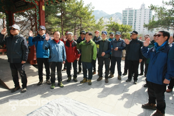 시산제에 참여한 회원들이 제례에 앞서 산악인으로써 선서를 하고 있다.
