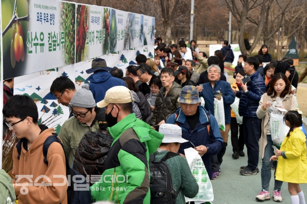2017년 3월 서울숲에서 있었던  '국민과 함께하는 내나무 갖기 한마당' 행사 모습.