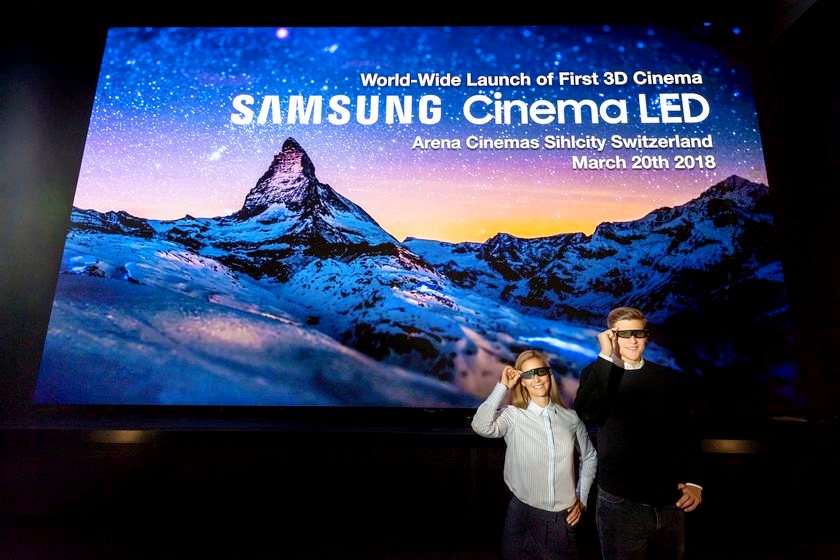 삼성전자 모델들이 스위스 취리히 아레나 시네마에서 3D 영화 관람용 입체 안경을 쓰고 3D 시네마 LED 상영관을 소개하고 있다.