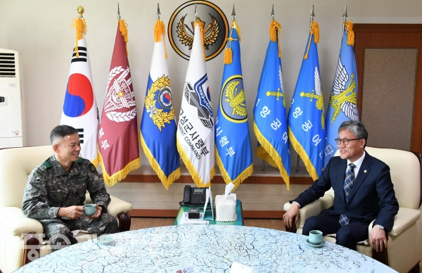 김재현 산림청장(오른쪽)이 육군항공작전사령부 허건영 항공작전사령관과 군 헬기 지원 등 산불진화 협력 방안에 대해 논의하고 있다.