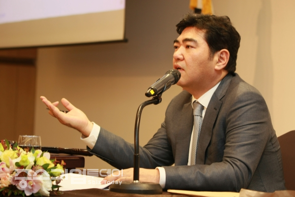 한국LPG산업협회 김상범 회장이 올해 협회의 사업계획과 운영방안에 대해 대의원들에게 설명하고 있다.