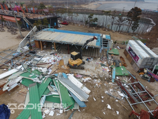 산림청이 인천 선녀바위 해수욕장 국유림 내 불법 시설물 철거하고 있다.