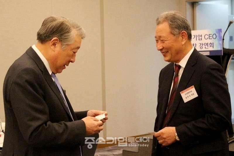 (왼쪽부터)아주그룹 문규영 회장과 삼강 엠앤티(주)의 송무석 회장이 인사를 나누고 담소하고 있다.