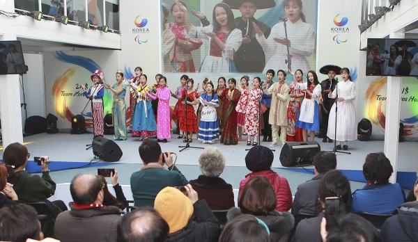 아름드리 다문화 어린이 합창단이 공연하는 모습.(사진제공=하나금융그룹)