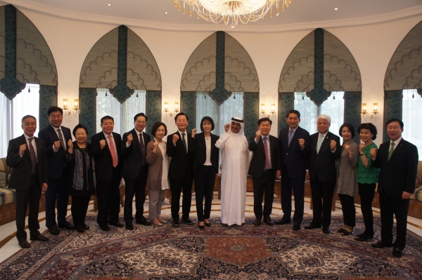 박성택 중소기업중앙회장(우측 여섯번째) 등 경제사절단은 UAE를 방문해 알 파제르 그룹(Al Fajer Group) 관계자들과 간담회를 가졌다.