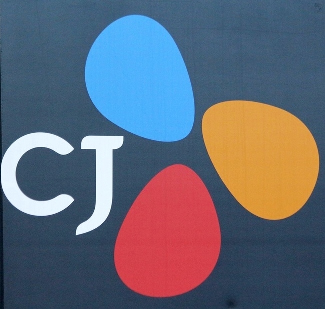 4년여만인 지난해 중반 경영에 복귀한 CJ그룹의 이재현 회장도 경영승계와 지주사 전환을 서두르고 있다.