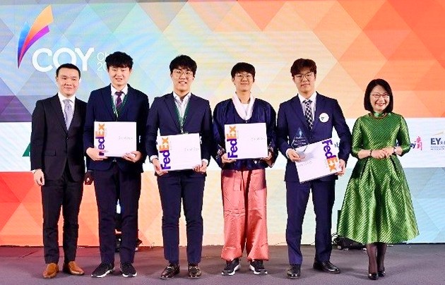 최근 중국에서 열린 ‘JA 아태지역 청소년 창업대회’에서 페덱스액세스 어워드를 수상한 한국의 사이클로팀이 비비안 라우 JA아태지역 회장과 함께 기념사진을 찍고 있다.