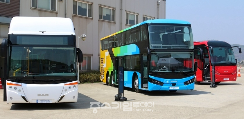 (왼쪽부터)CNG저상버스, 2층 버스, 만투어링 버스.