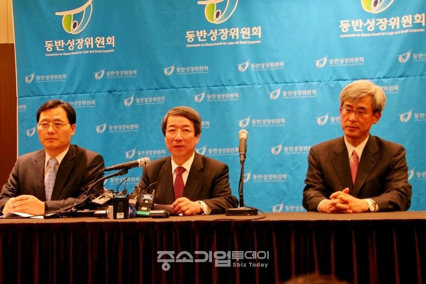 1대 동반성장위원장인 정운찬(가운데) 전 위원장이 2011년 12월 위원회 주재 이후 기자단 브리핑을 갖고 있다.