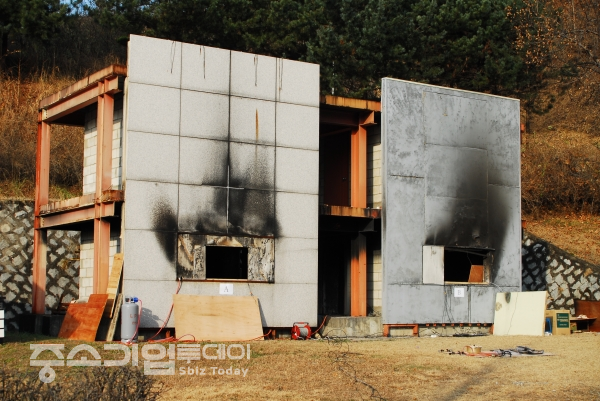 한국가스안전공사 재난관리처가 이천 방재시험연구원을 방문, 부탄캔 사고와 관련한 시험을 진행중인 모습.