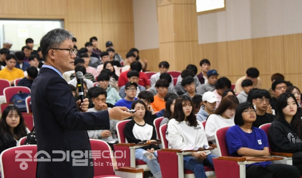 김재현 산림청장이 한국농수산대학 학생들을 대상으로 특강 진행하고 있다.