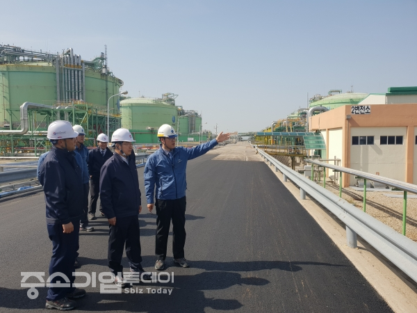 가스안전공사 김형근 사장이 가스공사 인천 인수기지를 방문, LNG 공급시설을 둘러보고 있다.