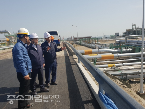 E1 인천 LPG인수기지를 방문한 김형근 사장이 현장 책임자로부터 주요 가스공급시설에 대한 설명을 듣고 있다.