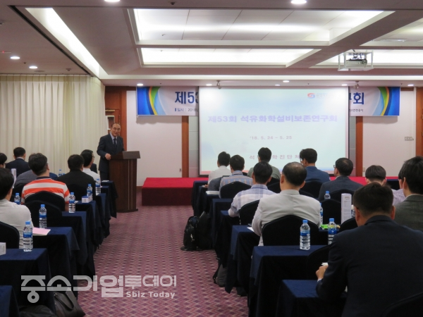한국가스안전공사 정해덕 기술이사가 석유화학설비보존연구회 참석해 인사말을 전하고 있다.