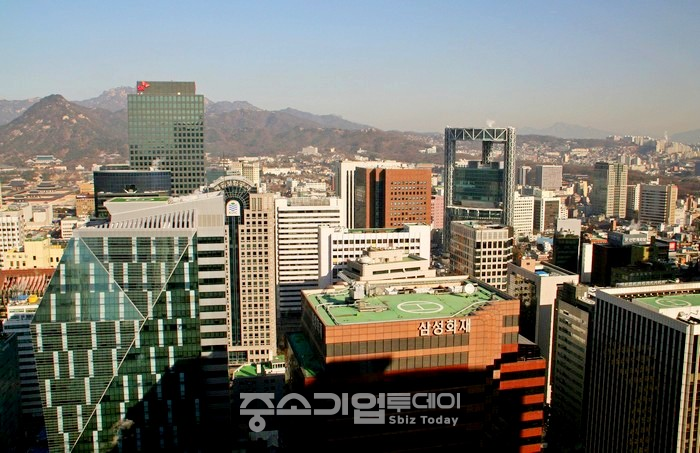국내 상장사 2194곳 가운데 현금 1조원 이상을 보유한 상장사는 모두 47곳으로 집계됐다. 주요 기업의 본사가 밀집한 서울 중구와 종로구 전경.