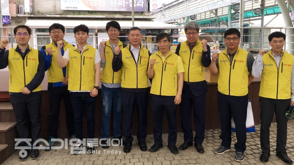 전통시장을 대상으로 '사랑의 좀돌이 안전나눔' 봉사활동에 참여한 한국가스안전공사 직원들이 봉사활동 시작에 앞서 화이팅을 외치고 있다.