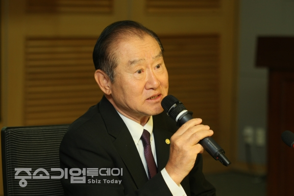 라종억 통일문화연구원 이사장이 제95차 재외동포포럼에 참석해 '한반도 통일에 대하여'란 주제로 강연을 진행하고 있다.