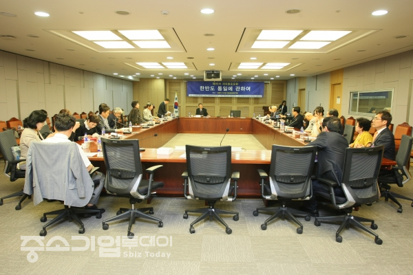 25일 국회 의원회관에서 진행된 제95차 재외동포포럼에는 40여명의 회원들이 참석했다.