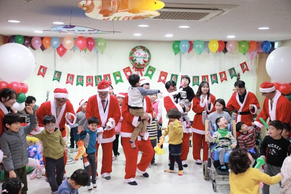 사랑나눔의 날(아동양육시설 크리스마스 이벤트)어린이들이 즐거워 하고 있다.
