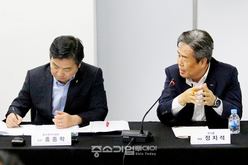 (오른쪽부터)정지석 코스콤 대표의 질의를 홍 장관이 받아 적고 있다.