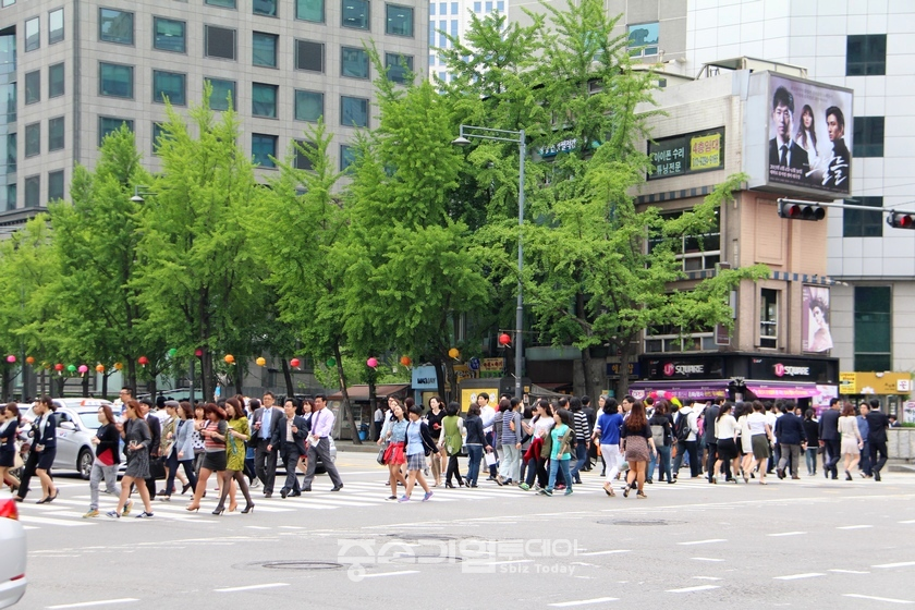 내달 주 52시간 근무제 시행으로 직장인들의 퇴직금은 다소 줄어든다. 서울시청 인근에서 근무하는 직장인들이 점심시간을 맞아 식당으로 향하고 있다.