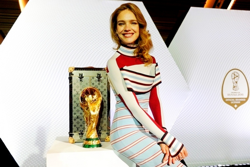 FIFA 월드컵 트로피 트래블 케이스와 나탈리아 보디아노바.