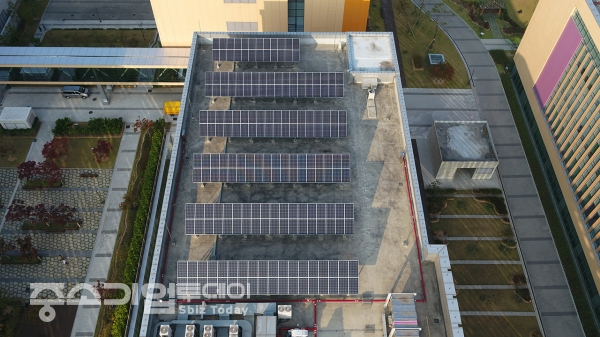 삼성전자 수원사업장 소재단지 옥상에 설치된 태양광 발전 패널
