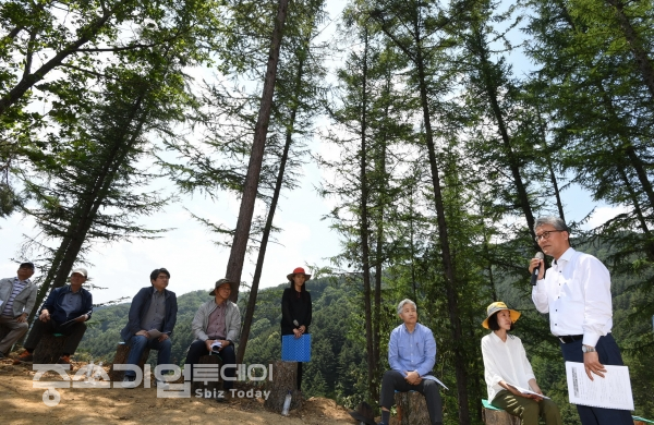 홍천군 가리산 선도산림경영단지를 찾은 김재현 산림청장(오른쪽 첫번째)이 관계자들과 산림자원의 활성화 방안 논의하고 있다.