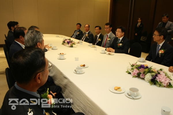 행사를 주관하고 있는 한국가스안전공사 김형근 사장이 행사 시작에 앞서 주요내빈들과 환담을 나누고 있다.