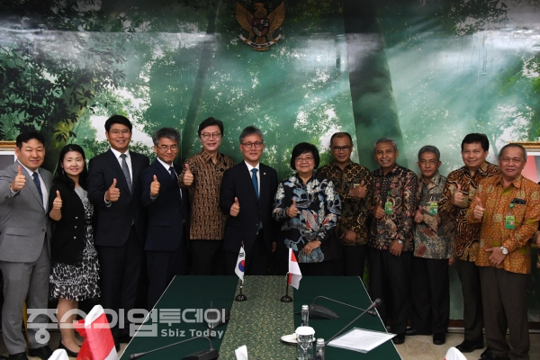 김재현 산림청장(왼쪽 여섯번째)과 시티 누르바야 바카르(Siti Nurbaya Bakar) 인도네시아 산림환경부 장관이 공동선언문에 합의한 뒤 관계자들과 기념촬영을 하고 있다