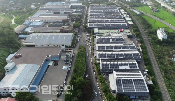 최근 완공된 귀뚜라미 청도공장 태양광 발전소는 2만9000㎡ 규모로 하루 3~4시간 가동할 경우 연간 발전량은 2100MW 규모의 전력생산이 가능하다.