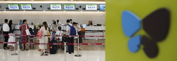 국토교통부가 진에어에 대한 면허취소를 하지 않기로 결정한 17일 오후 서울 강서구 김포공항에서 승객들이 탑승수속을 하고 있다. 사진/진에어