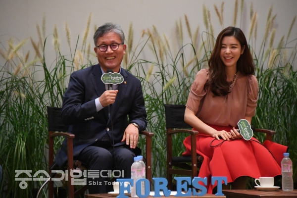 제1기 국민멘토단 출범식에 참석한 김재현 산림청장(왼쪽)이 멘토단과의 토크쇼를 갖고 있다.