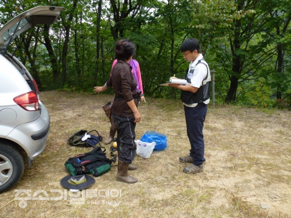 산림특별사법경찰이 산에서 불법으로 임산물을 채취한 행위를 단속하고 있는 모습.