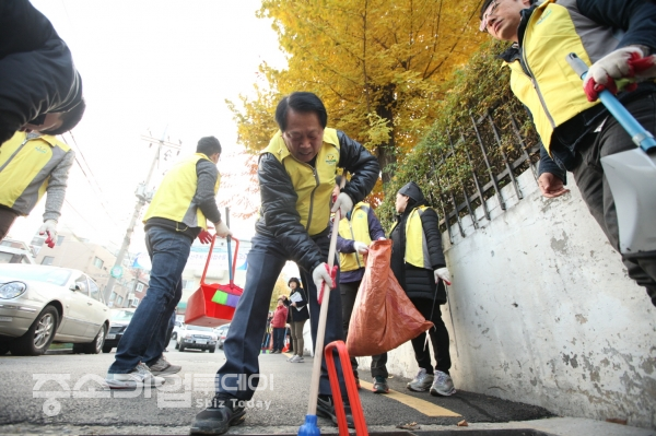 2017년 동별 새벽 청소행사에 참여하고 있다.