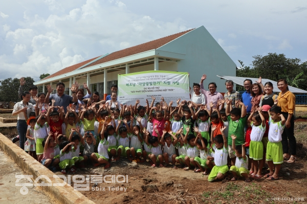 나눔발전소 운영수익으로 새로 독립형 태양광발전기를 설치하게 된 안쯔엉 유아학교.