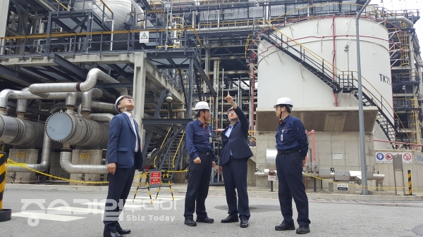 가스안전공사 정해덕 기술이사(오른쪽에서 두번째)는 20일 인천 서구에 있는 SK인천석유화학(주)을 방문해 노후설비 진단 등 안전관리를 실시했다.