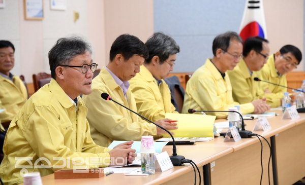 김재현 산림청장(왼쪽 첫번째)이 소나무재선충병 방제 관계관 회의 주재하고 있다.