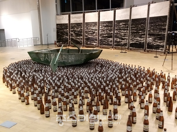 1회 광주비엔날레 대상 작가인 쿠바의 크초의 작품 ‘잊어버리기 위하여’를 설치했다.ⓒ이화순