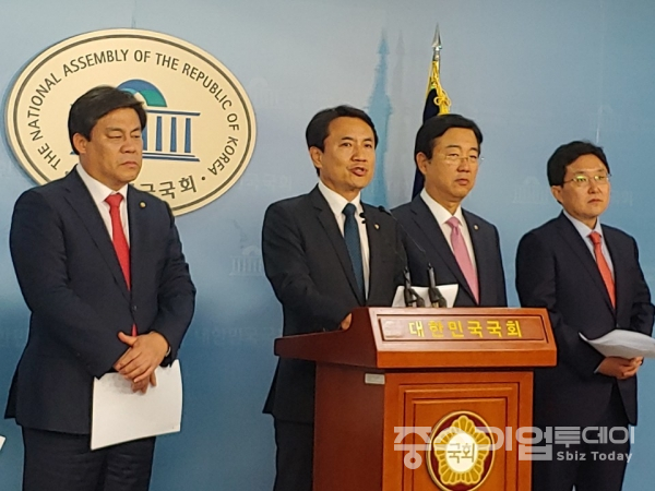 12일 한국당 의원들이 국회 기자회견에서 민병두 정무위원장에 대한 성명서를 발표하고 있다.