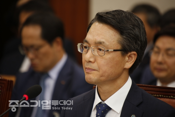 권칠승 의원의 질의를 경청하고 있는 김영두 한국가스공사 사장 직무대리