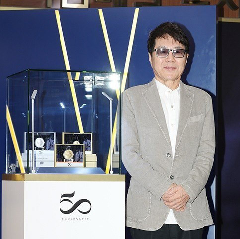 23일 오전 서울 중구 롯데호텔에서 열린 ‘조용필 50주년 기념메달 출시’ 행사에서 가수 조용필이 포즈를 취하고 있다.